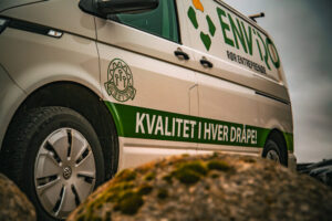 Hvit Enviro-varebil med grønn dekor og teksten Kvalitet i hver dråpe