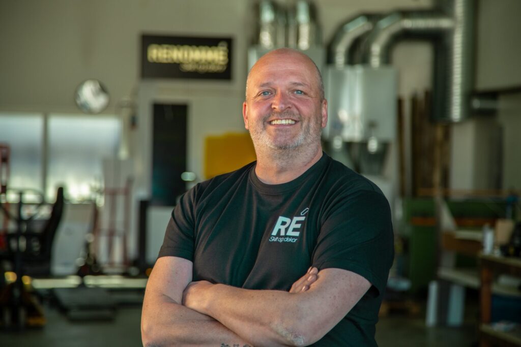 Mads Nedrehagen hos Renommé Skilt og Dekor