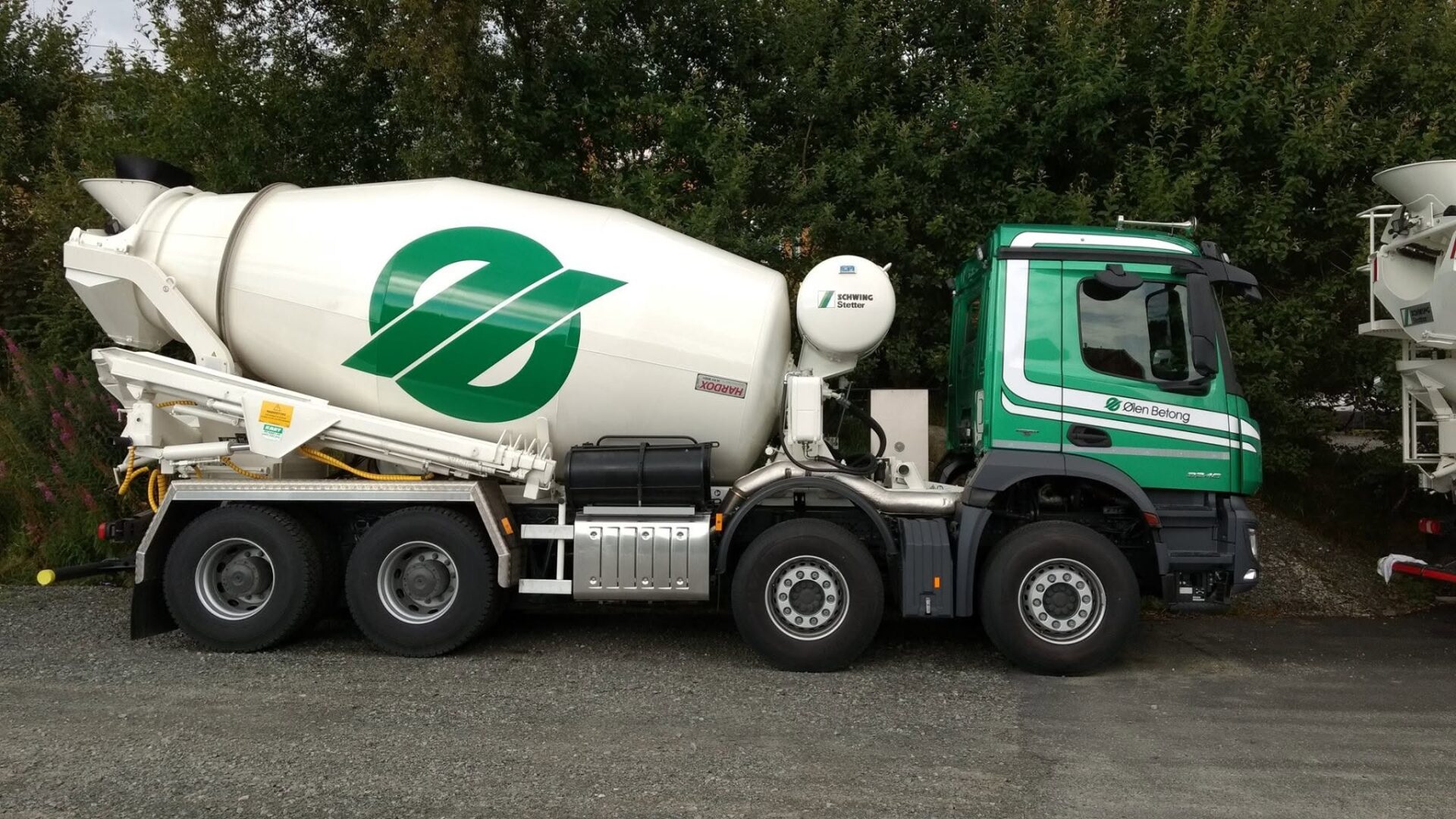 Betongbil med Ølen Betong-dekor