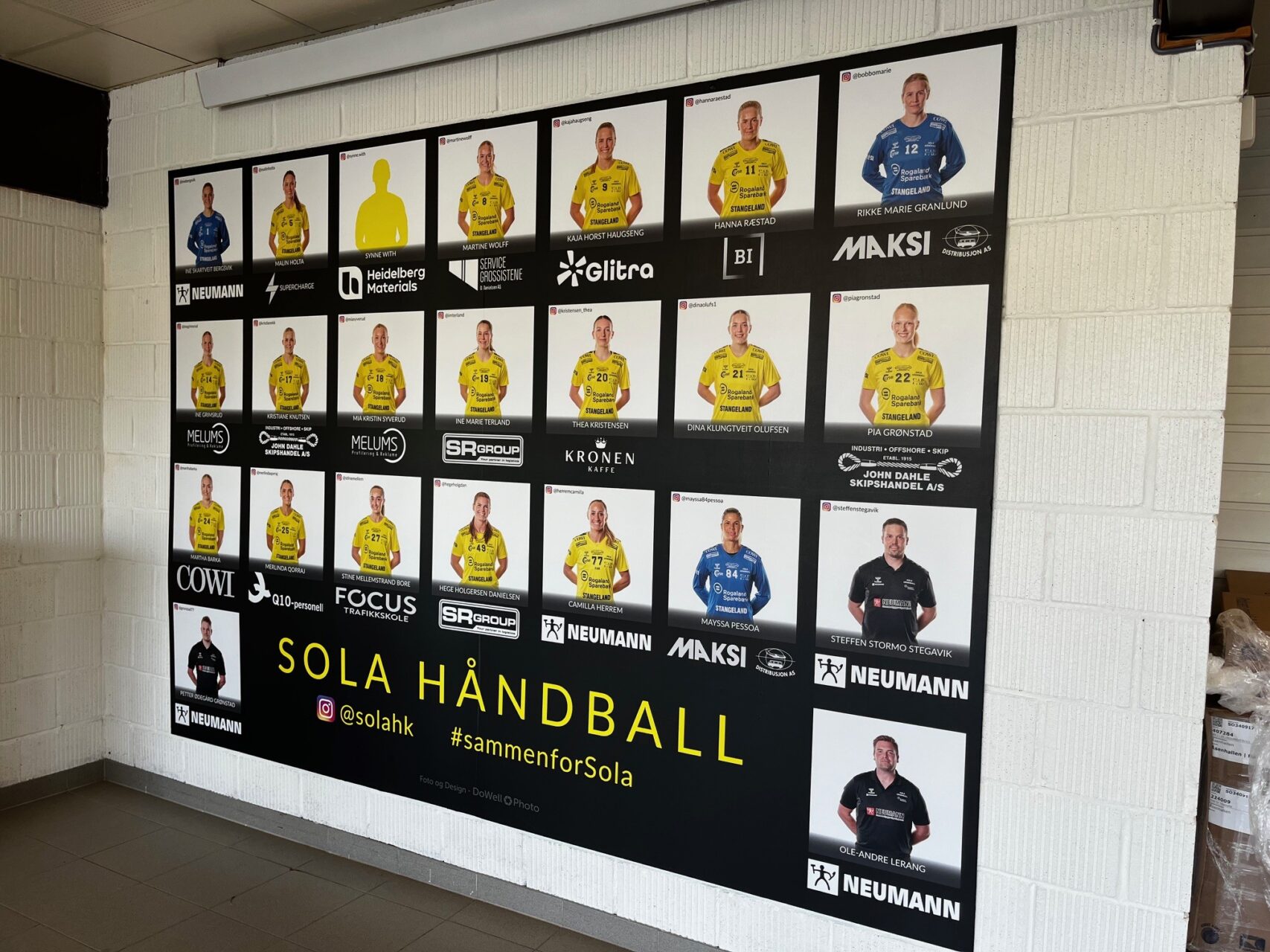 Stor veggplakat med spillere og sponsorer for Sola Håndball
