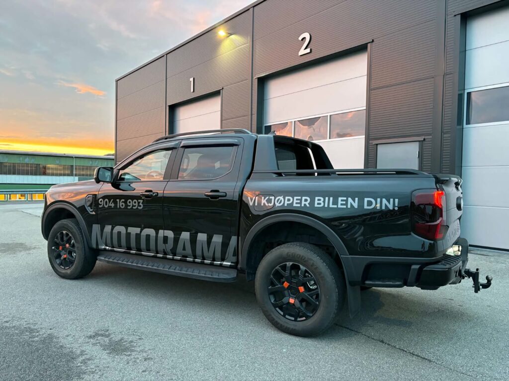 Svart Ford Ranger med grå Motorama-dekor, sett bakfra