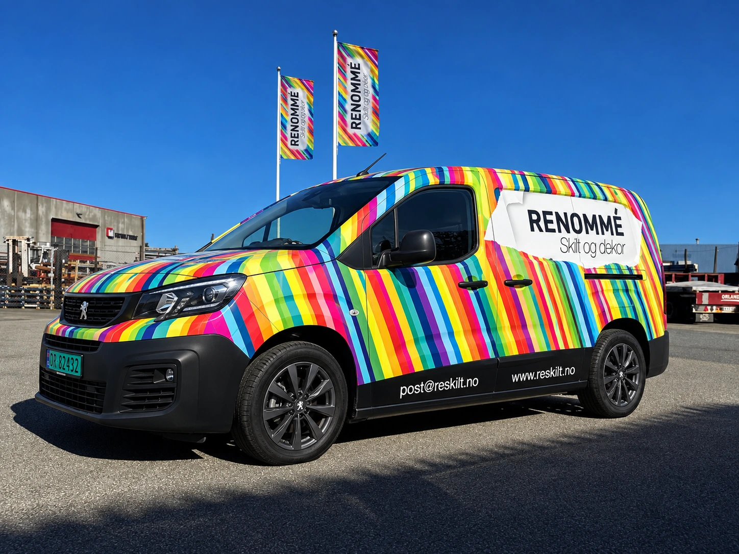 Renommé sin helfolierte Peugeot-varebil med fargerik bildekor og to Renommé-flagg på Bryne