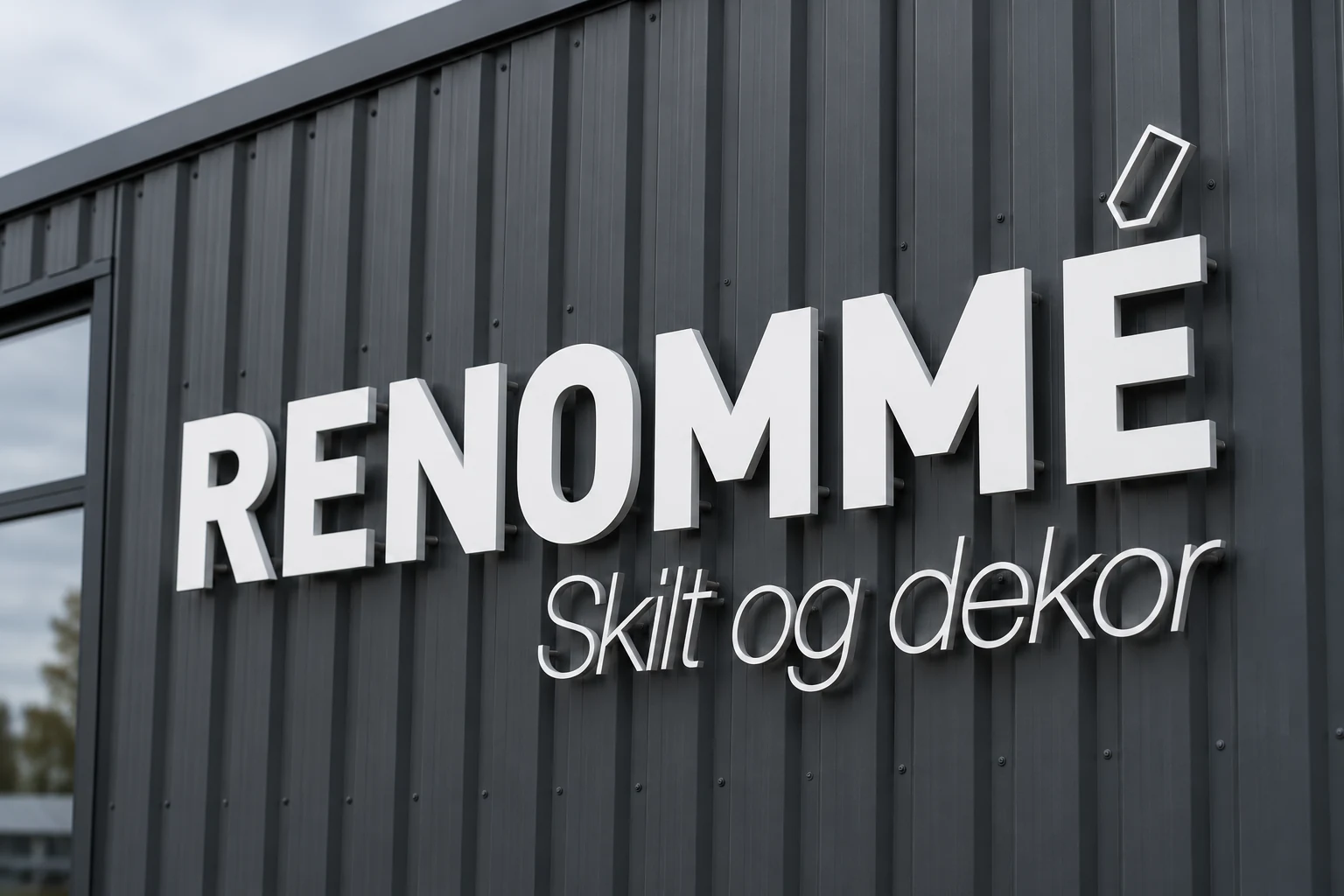 Illustrasjon av utfrest Renommé-logo og bokstaver på en mørk fasade