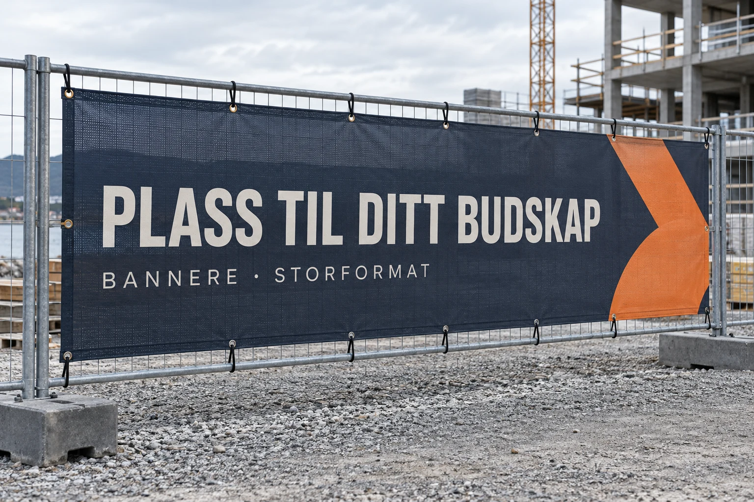 Produktillustrasjon av meshbanner med maljer og innfesting på et byggegjerde